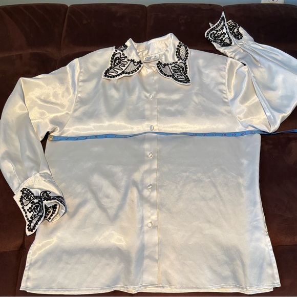 Como Vintage Satin Blouse with Black Embroidery - Picture 14 of 16